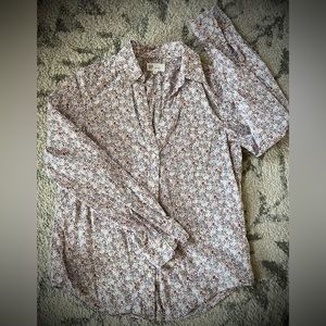 Women’s Gap Perfect Shirt button down, like new without tags. Floral pattern.